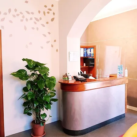 Cavour فندق آستي